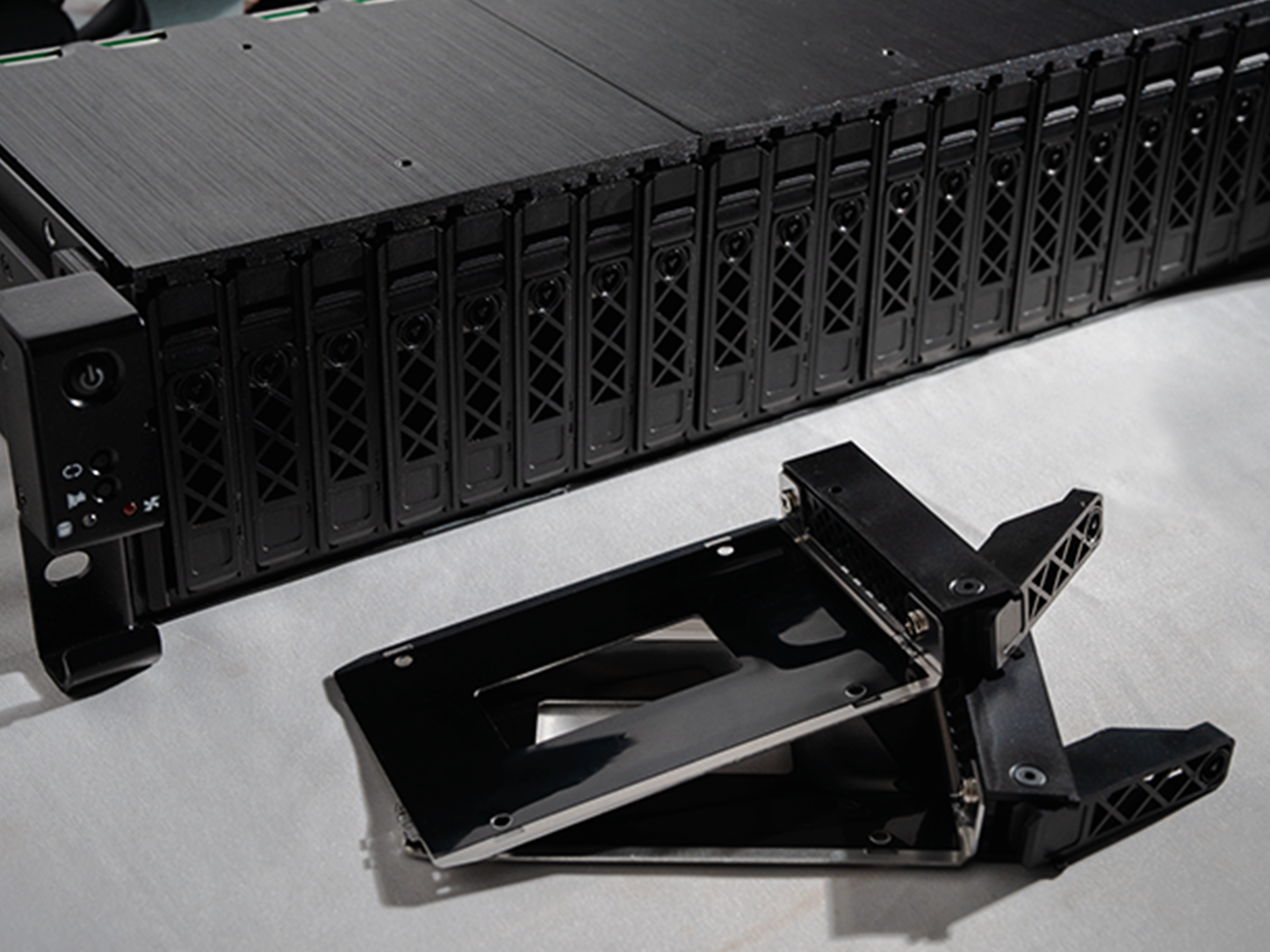 新発売!! 12GB/s sas / nvme ストレージ シャーシ